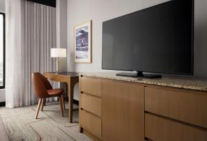 TV/trung tâm giải trí tại DoubleTree by Hilton Irvine Spectrum