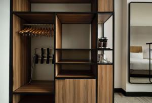 Giường trong phòng chung tại DoubleTree by Hilton Irvine Spectrum