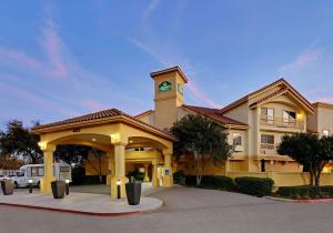 um edifício com uma torre de relógio em cima em La Quinta by Wyndham Dallas DFW Airport North em Irving