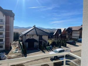 una casa en construcción con un coche aparcado delante en Apartman Kovacevic, en Zlatibor