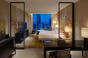 バンコクにあるPark Hyatt Bangkokのベッドルーム1室(ベッド1台付)が備わります。