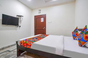 Un pat sau paturi într-o cameră la FabExpress Venkateswara Atidhi