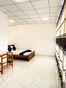 Una habitación con una cama en el medio. en Royal Homes and Wellness Center en Kurunegala