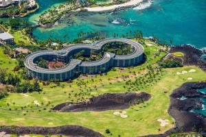 een luchtzicht op een resort in de buurt van de oceaan bij Hilton Grand Vacations Club Ocean Tower Waikoloa Village in Waikoloa