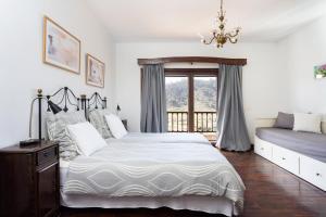 a bedroom with a large bed and a window at Finca Los Geranios in Tegueste