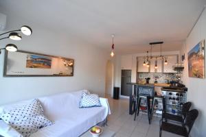uma sala de estar com um sofá branco e uma cozinha em RNET - Port Margarita 2C, Roses Costa Brava, Aire acondicionado em Roses