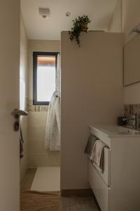 een kleine badkamer met een douche en een wastafel bij Flou de Pin in Lège-Cap-Ferret