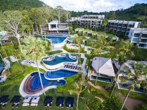 uma vista aérea de uma piscina num resort em Hyatt Regency Koh Samui- SHA Extra Plus em Chaweng