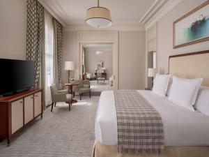 una camera con letto e TV a schermo piatto di Raffles London at The OWO a Londra