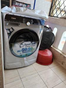 eine Waschmaschine auf dem Boden in einem Zimmer in der Unterkunft Fair deal Apartment in Mombasa