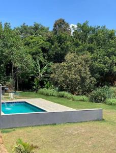 een zwembad in het midden van een tuin bij Sitio Canto Caipira in Vila Velha