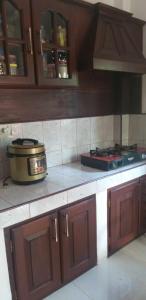uma cozinha com um fogão e uma panela no balcão em Villa Ocean Breeze em Ambalangoda