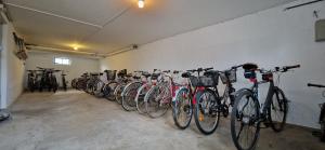 巴特拉珀瑙的住宿－TOP 3-Zimmerwohnung nähe Kurpark，停放在车库里的一排自行车