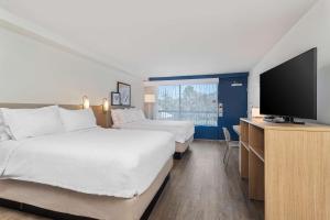 Spark by Hilton Hilton Head Island客房内的一张或多张床位