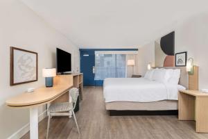 Spark by Hilton Hilton Head Island客房内的一张或多张床位