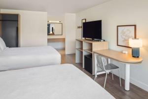 Spark by Hilton Hilton Head Island客房内的一张或多张床位