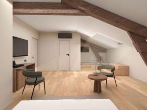 uma sala de estar com duas cadeiras e uma mesa em Hotel et Spa Fort St Laurent Lyon - Handwritten Collection em Lyon