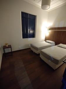 una camera d'albergo con due letti e una finestra di Fazenda São Miguel a Monte Alegre do Sul Altre 22 foto
