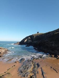 una spiaggia con l'oceano e una costa rocciosa di Ampuero, Cantabria, RÍO ASÓN. Hasta 6 personas ad Ampuero