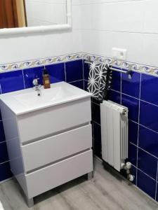 bagno con lavandino bianco e piastrelle blu di Ampuero, Cantabria, RÍO ASÓN. Hasta 6 personas ad Ampuero