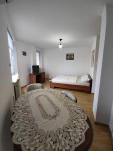 Posteľ alebo postele v izbe v ubytovaní Apartamenty Centrum