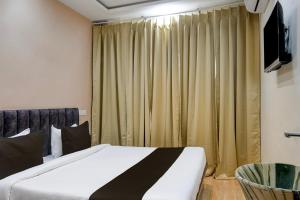 Un pat sau paturi într-o cameră la OYO Hotel Krishna INN