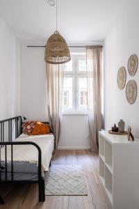 - une chambre avec un lit et une fenêtre dans l'établissement RentPlanet - Apartament Cybulskiego, à Wrocław