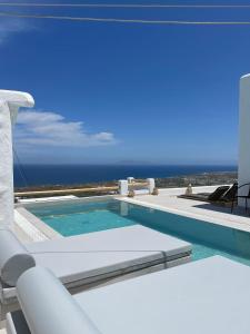 einen Pool mit Meerblick in der Unterkunft Wonderful Santorini Villa - 2 Bedroom - Dream Villa Tria - Stunning Sea Views and Private Pool - Vourvoulos in Vourvoúlos