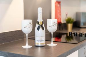 una bottiglia di champagne e due bicchieri di vino su un bancone di Luxury Apartment - Twin Beds - Selly Oak - Off-street Parking - Free Netflix & Wifi - Top Rated 9CC a Birmingham