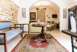 a living room with a table and a couch at Case Passamonte Agriturismo Resort & Rooms in Chiaramonte Gulfi