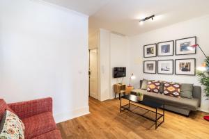 a living room with a couch and a table at Restauradores by Central Hill Apartments in Lisbon
