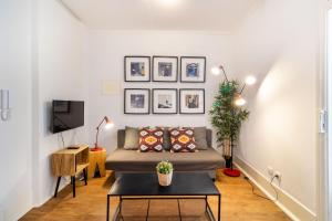 a living room with a couch and a table at Restauradores by Central Hill Apartments in Lisbon