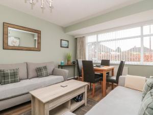 een woonkamer met een bank en een tafel bij Seaside Cottage in Scarborough