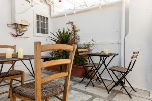 un patio con 2 mesas, sillas y velas en Bari LandLord 71 - SELF CHECK IN en Bari