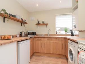 een keuken met een wastafel en een vaatwasser bij Seaside Cottage in Scarborough +13 foto's