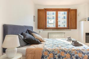 een slaapkamer met een bed en een raam bij Bari LandLord 71 - SELF CHECK IN in Bari