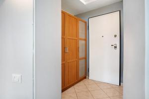an empty hallway with a closet and a door at Casa intimissima in Imperia
