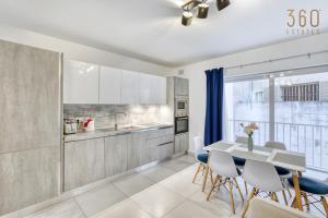 Virtuvė arba virtuvėlė apgyvendinimo įstaigoje Spacious & Modern 2BR Apt in Central Msida by 360 Estates