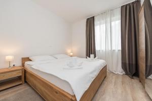 1 dormitorio con cama grande y ventana grande en Villa Petar's Dream, en Privlaka