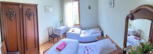 sypialnia z łóżkiem, lustrem i krzesłem w obiekcie Guesthouse Georgia w mieście Sagarejo