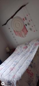 - une chambre avec un lit au plafond dans l'établissement El cahuquen casa 2 dormitorios, à Junín de los Andes