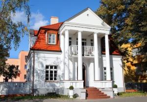 una gran casa blanca con techo rojo en Villa Solankowa, en Inowrocław