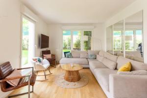 uma sala de estar com um sofá e uma mesa em New Garden/ 10min La Defense /30 Min Tour Eiffel/ 20 min LesChamps em Nanterre