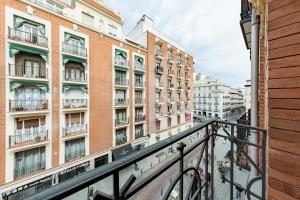 uma vista a partir de uma varanda de edifícios em Cituspace Sandoval em Madri