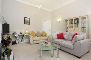 ein Wohnzimmer mit 2 Sofas und einem Tisch in der Unterkunft BOURNECOAST: MODERN WITH GARDEN-PARKING-WIFI-7349 in Bournemouth