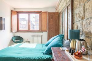 Un dormitorio con una cama verde y una mesa en Bari LandLord 71 - SELF CHECK IN, en Bari