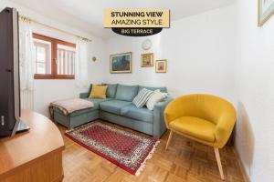 sala de estar con sofá azul y silla amarilla en Hiša nasproti sonca, en Kranjska Gora
