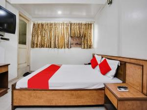 Gulta vai gultas numurā naktsmītnē OYO Flagship Hotel Raj