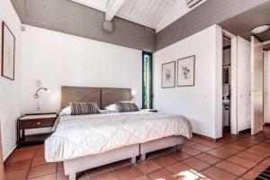 Un dormitorio con una cama grande y una ventana en Villa Ithika, en Barbati