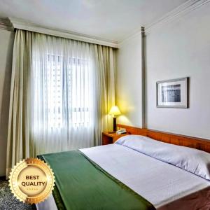 1 dormitorio con cama y ventana en Premium Flats - Tulip Inn en Fortaleza